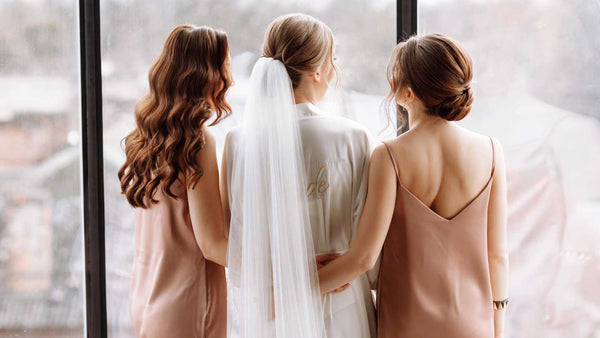 Inspiration til bryllup - elegante krøller vs. klassisk håropsætning? - BeautyBoosters